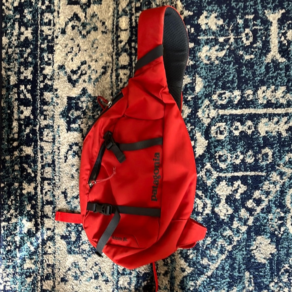 Patagonia Atom 8L Pack in red